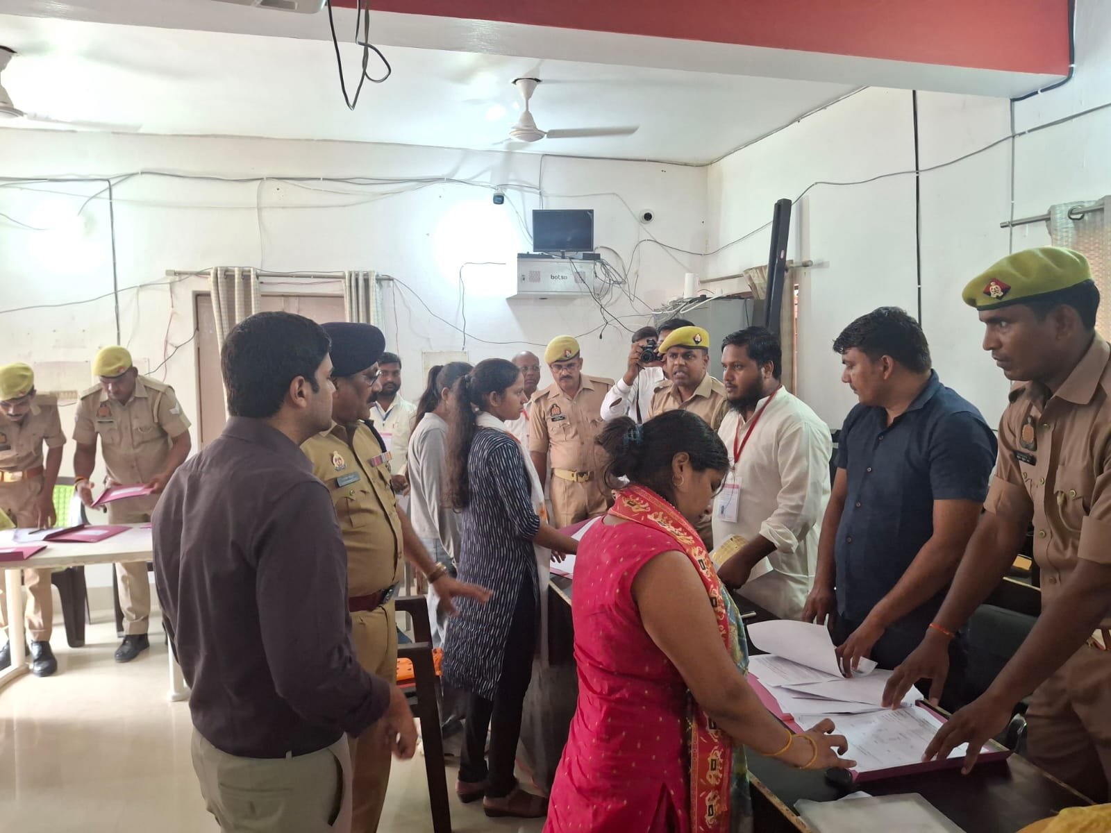 मऊ- होमगार्ड भर्ती: जिलाधिकारी ने किया पुलिस लाइन में शारीरिक दक्षता और दस्तावेज़ सत्यापन का निरीक्षण
