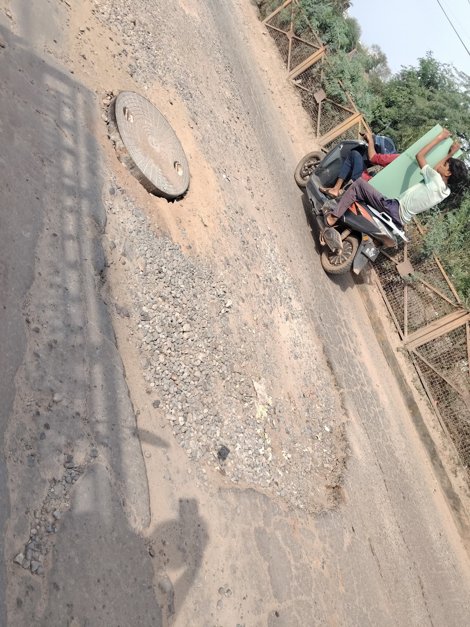 ग्वालियर :सागर ताल चौराहा जलालपुर रोड पर प्रशासन  कर रहा किसी बड़े हादसे का इंतजार l