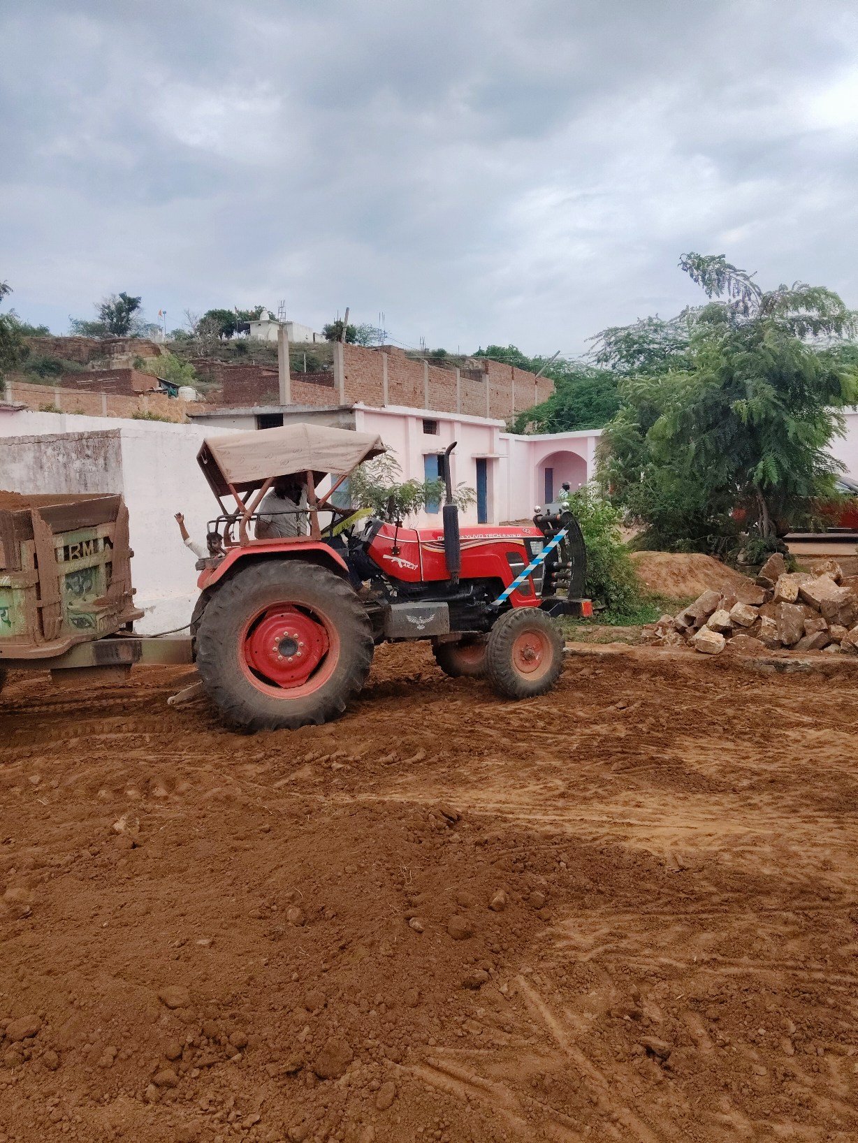 ग्वालियर : घाटीगाँव ब्लॉक के सरकारी स्कूल टेहलरी में, स्कूल के ही एक शिक्षक द्वारा स्वयं के व्यय से कराये जा रहे लाखों के निर्माण कार्य।
