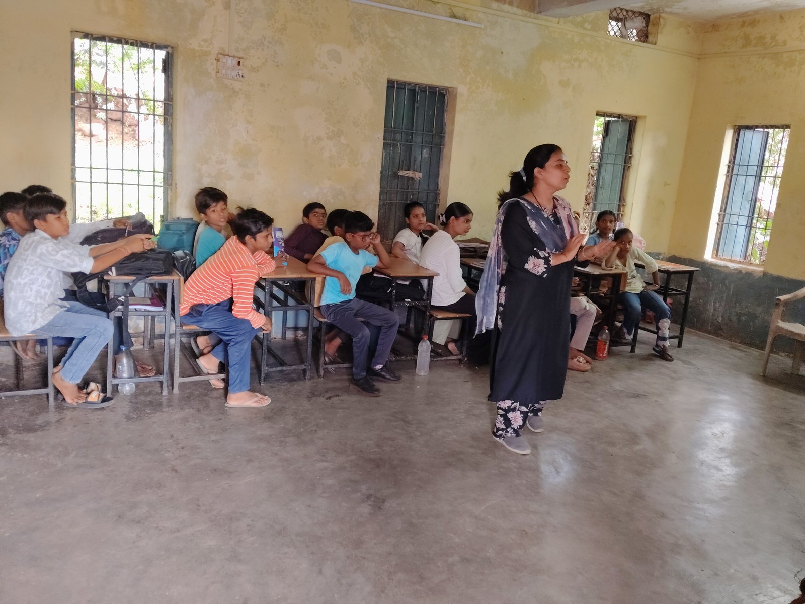 ग्वालियर: टेहलरी स्कूल के छात्र/छात्राओं का सी. एच. सी. केंद्र मोहना की स्वास्थय कार्यकर्ता द्वारा किया गया स्वास्थय परीक्षण।